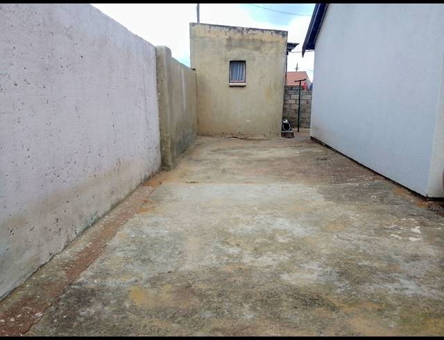 2 BEDROOM FREEHOLD FOR SALE IN KAGISO